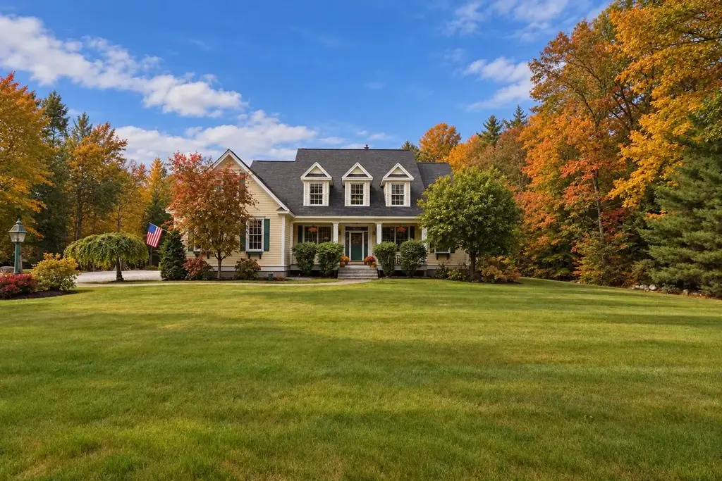 62 Dupaw Gould Road, Brookline