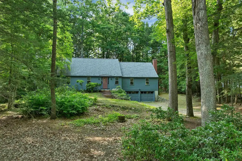28 Manchester Road, Amherst