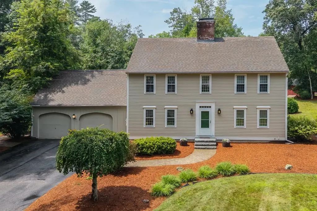 22 Horace Greeley Road, Amherst