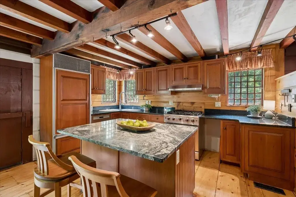 14 Walnut Hill Road, Amherst