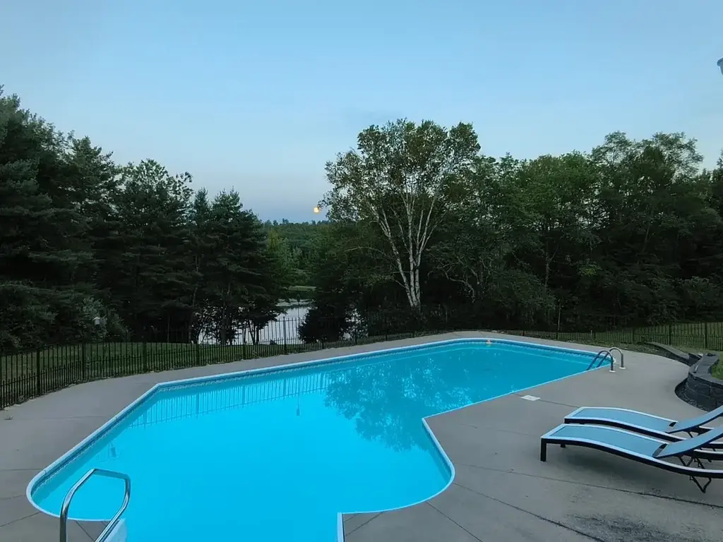 4373 River Road, Bristol