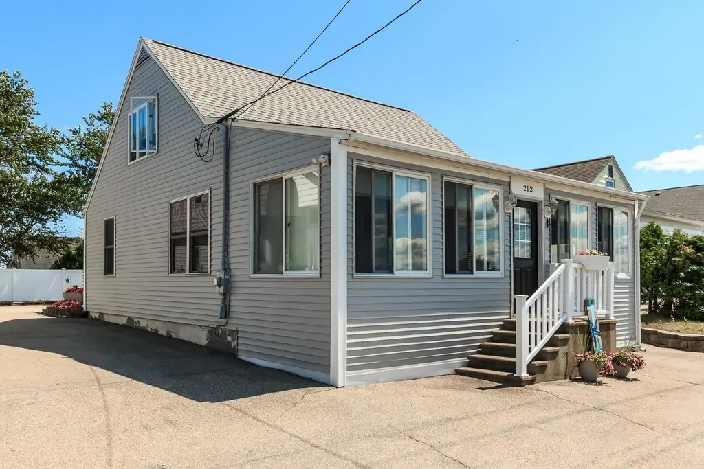 212 Ocean Boulevard, Seabrook