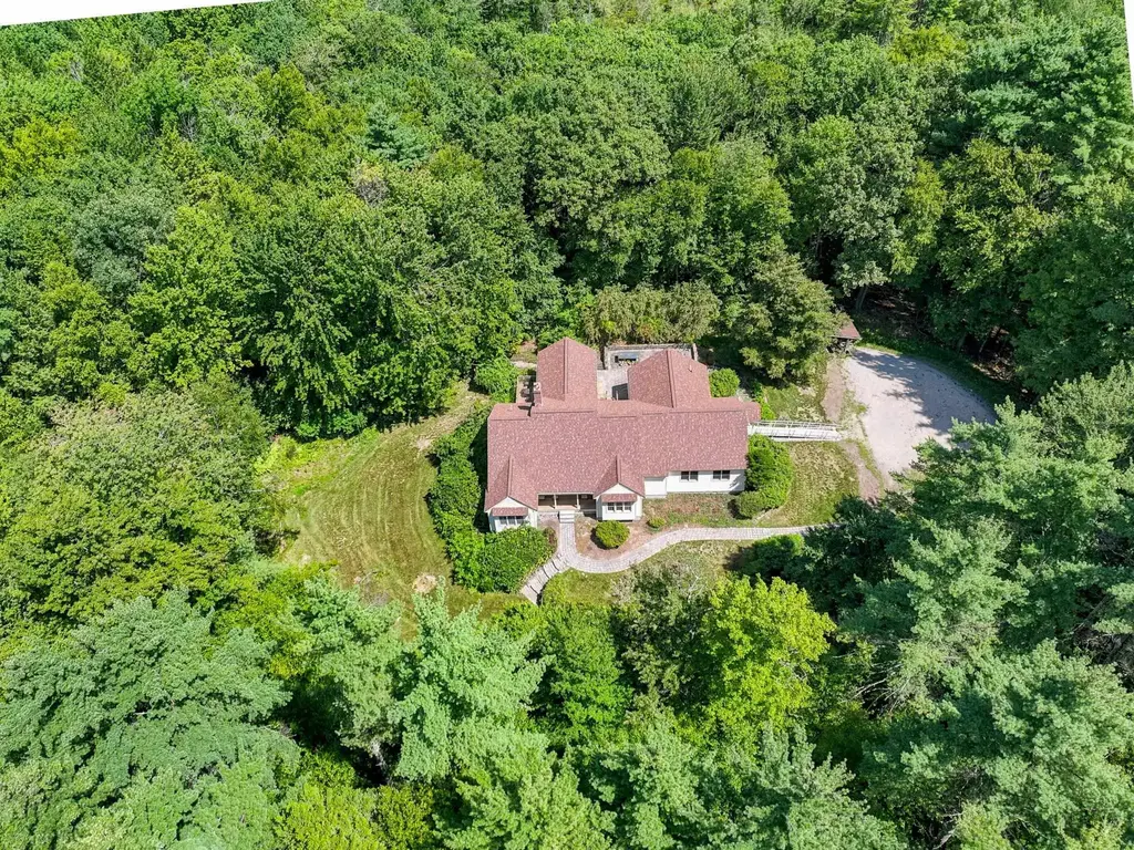 23 Arrowwood Road, New Boston