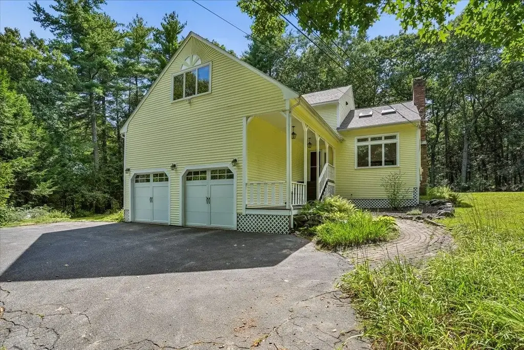 10 Standish Way, Amherst