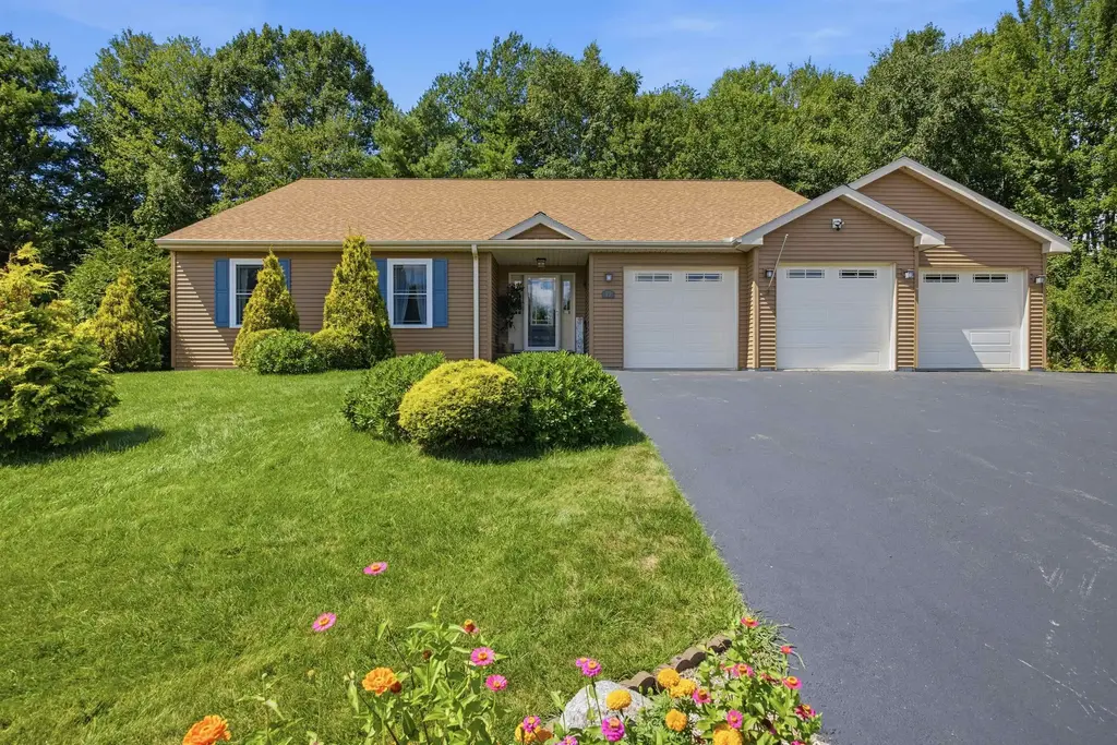 77 Linny Lane, Laconia