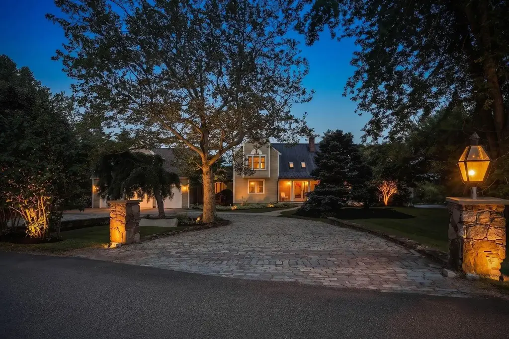 4 Long Hill Road, Stratham