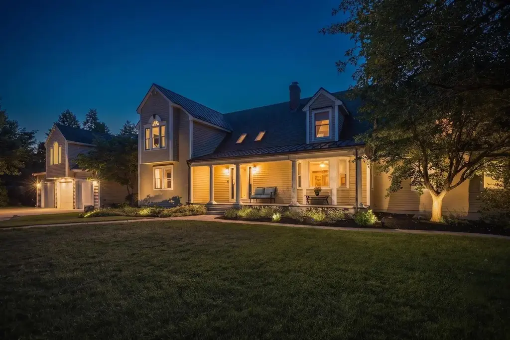 4 Long Hill Road, Stratham