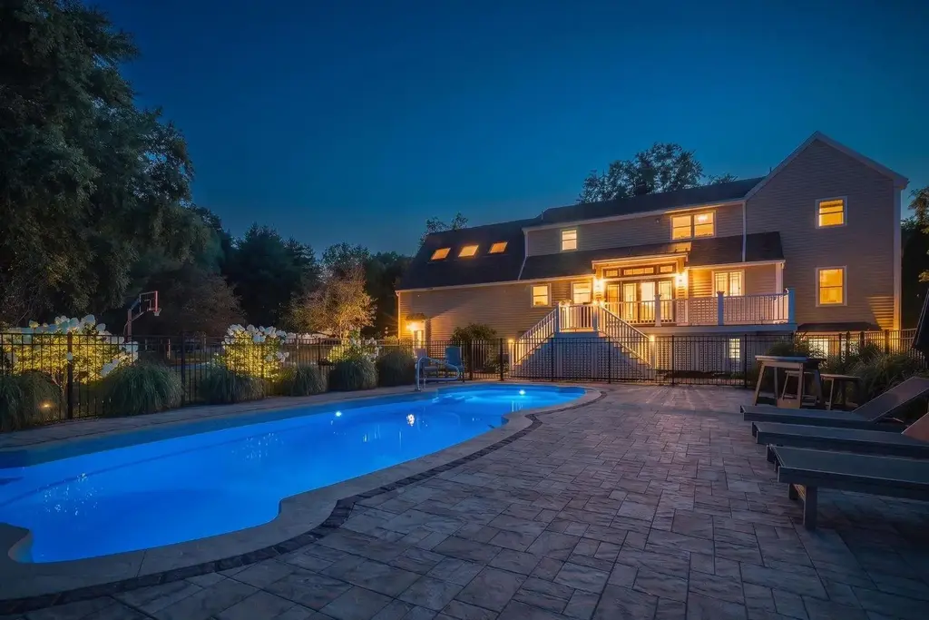 4 Long Hill Road, Stratham