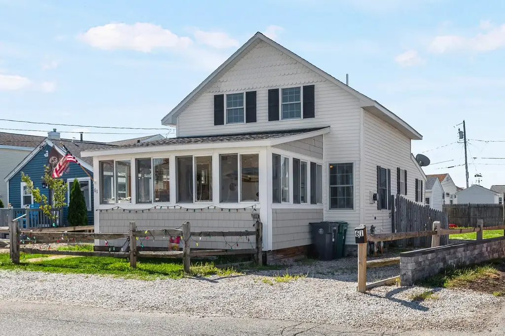 61 Island Path, Hampton
