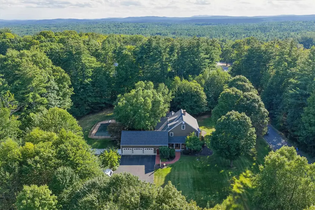 62 Elizabeth Lane, Hopkinton