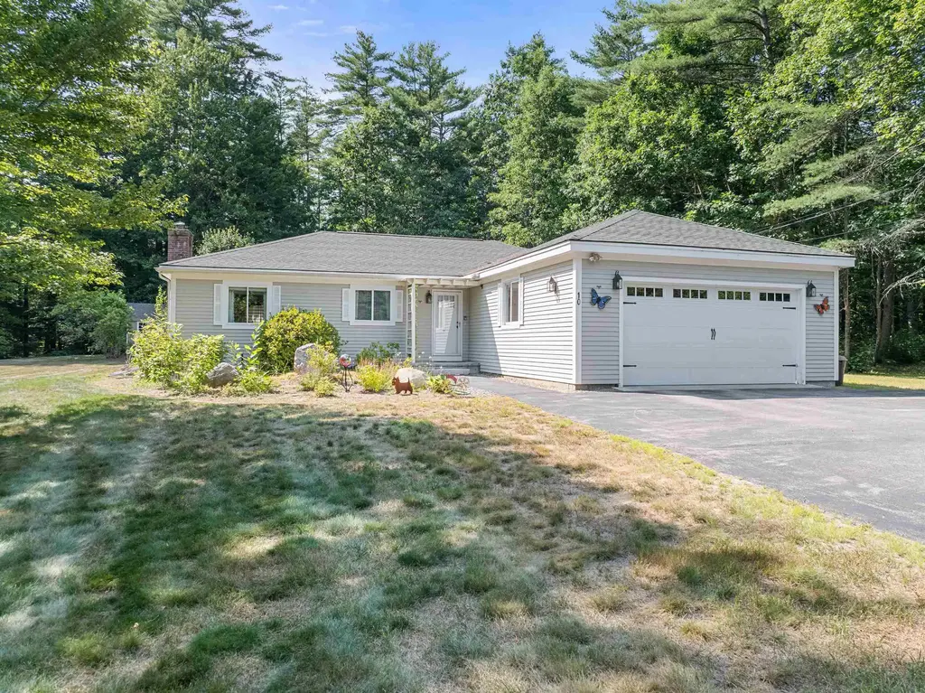 10 Town House Road, New Hampton