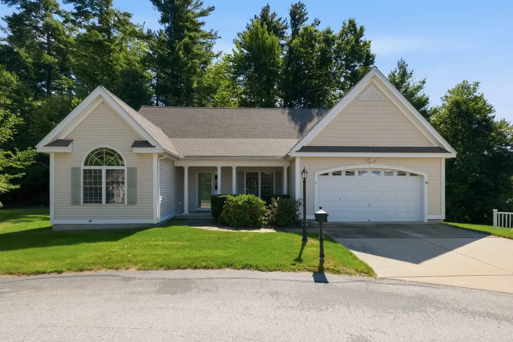 6 Holly Circle, Bow