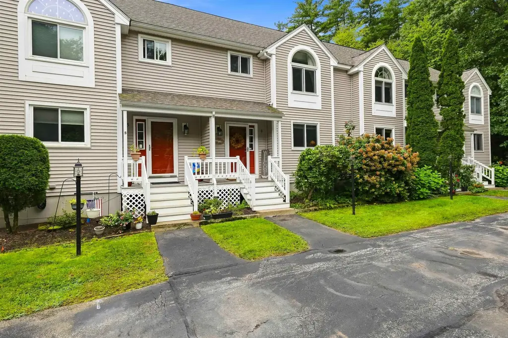 8 Standish Way, Amherst
