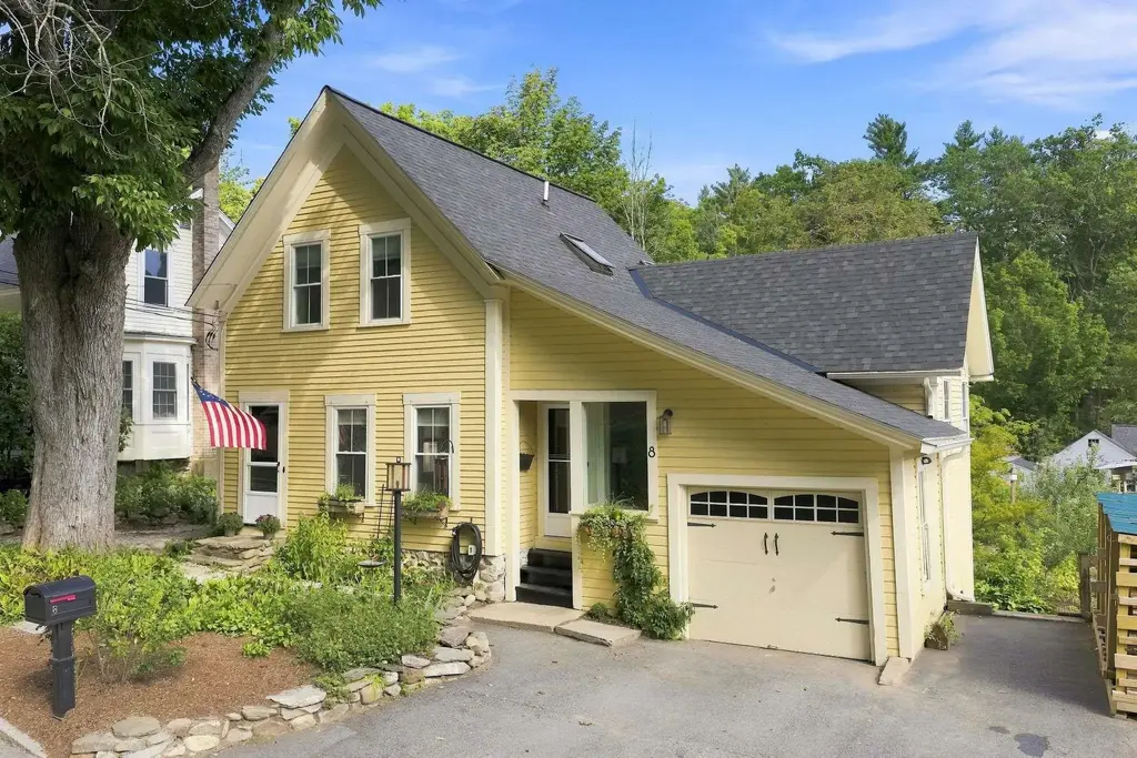 8 Old Coach Road, New Boston