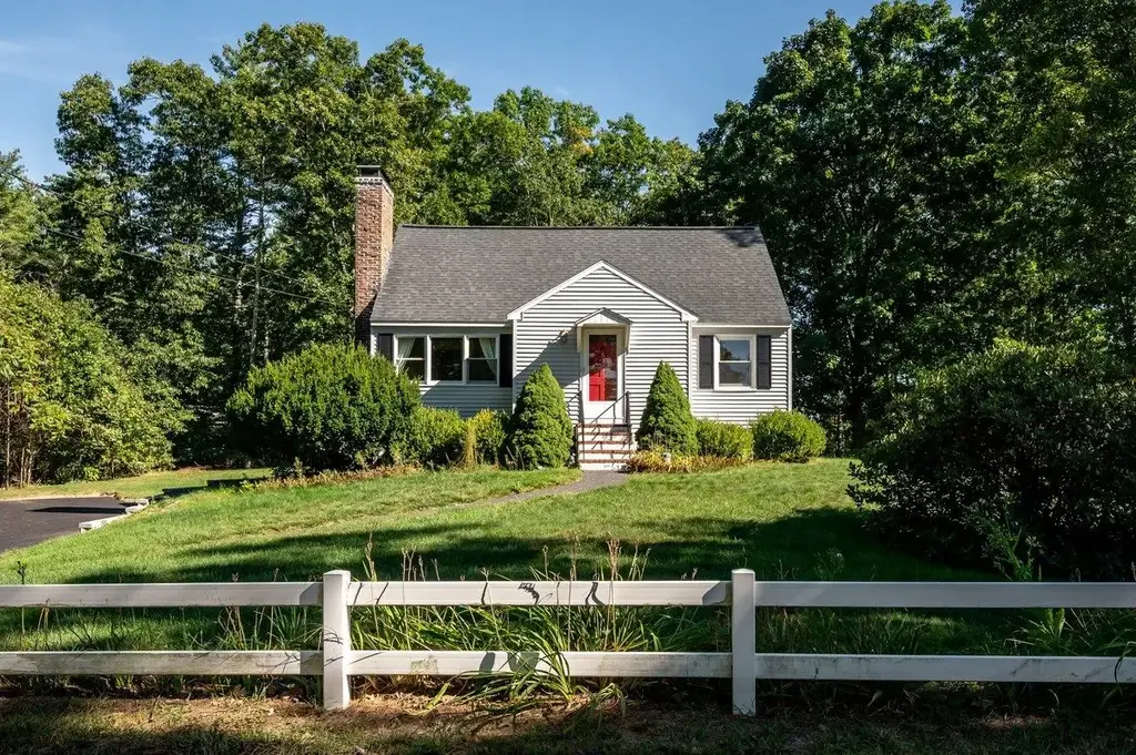 289 North River Road, Lee