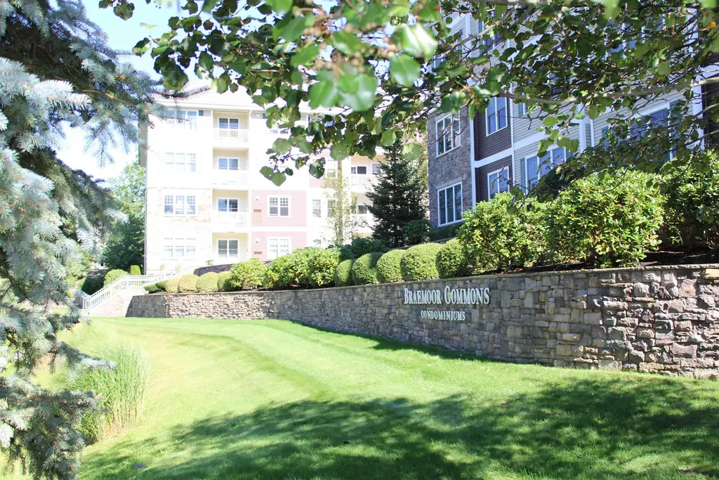 10 Braemoor Woods Road, Salem