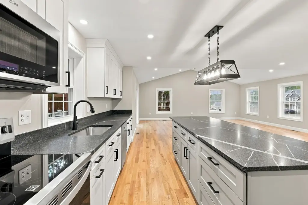 2 Blaisdell Court, Raymond