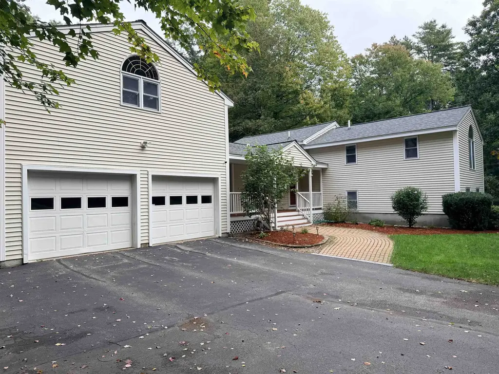 18 Windsor Drive, Amherst
