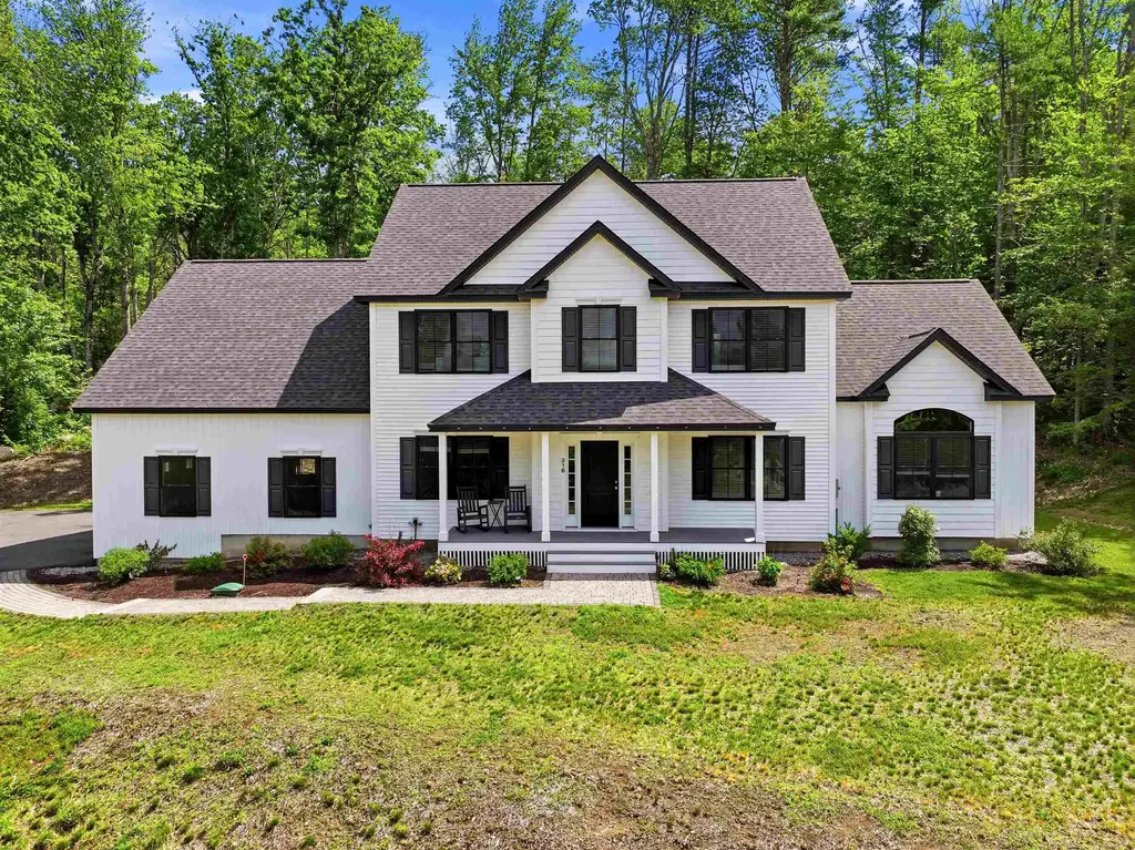 316 Montelona Road, Goffstown