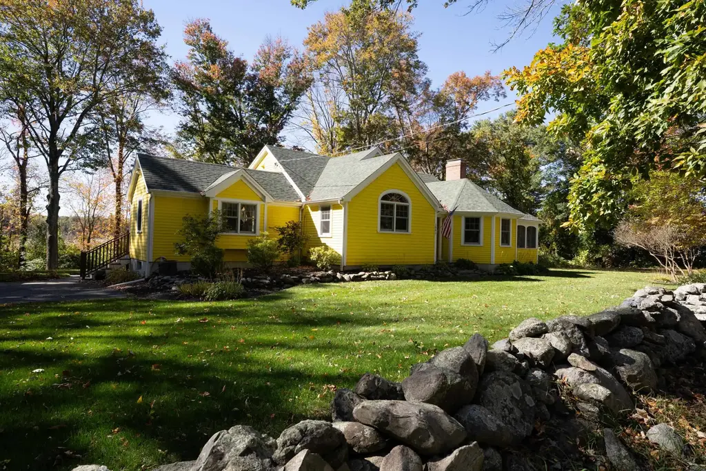 196 Bunker Hill Avenue, Stratham