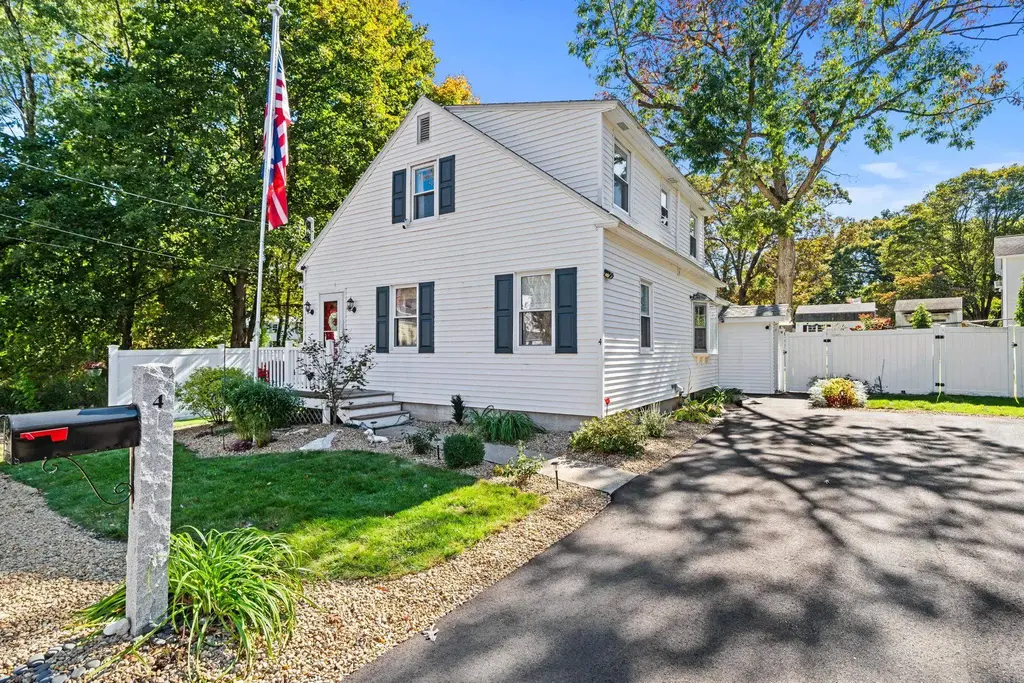 4 Hayward Place, Hudson