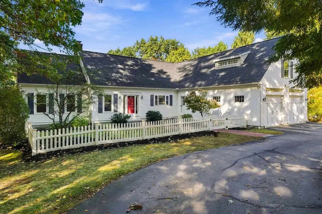 36 Colonel Daniels Drive, Bedford