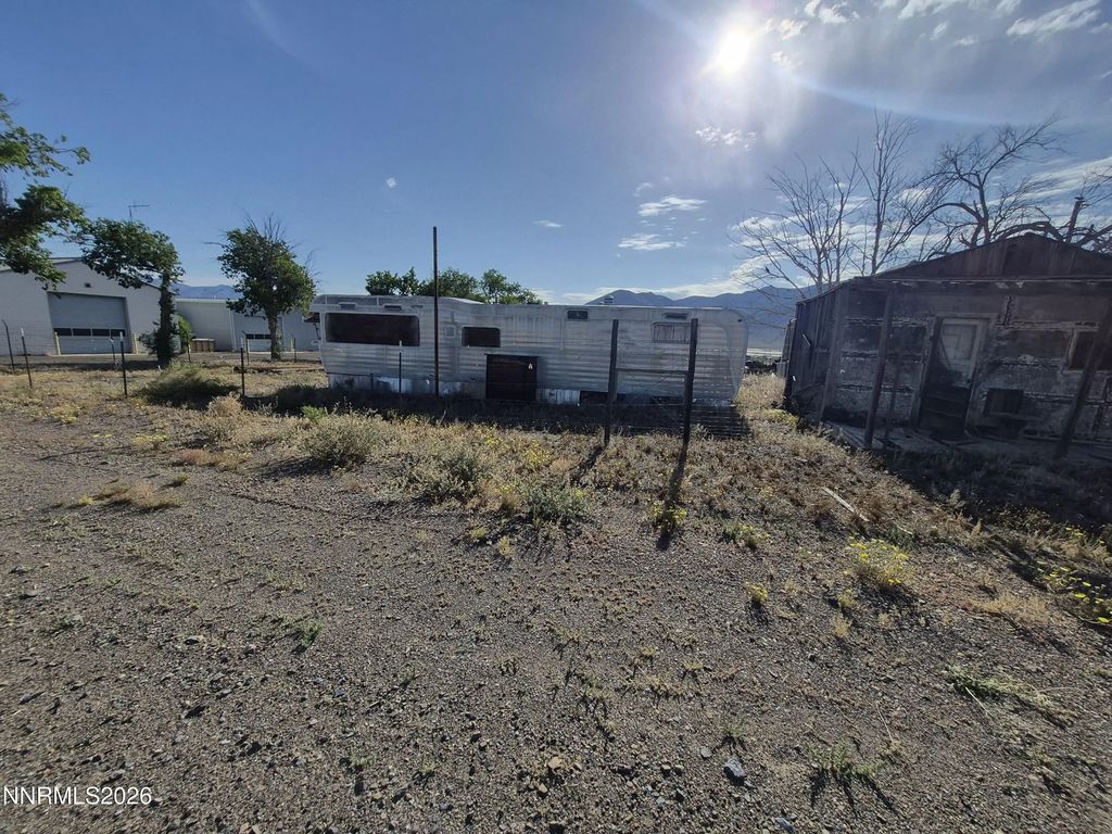 1423 Front Street, Mina