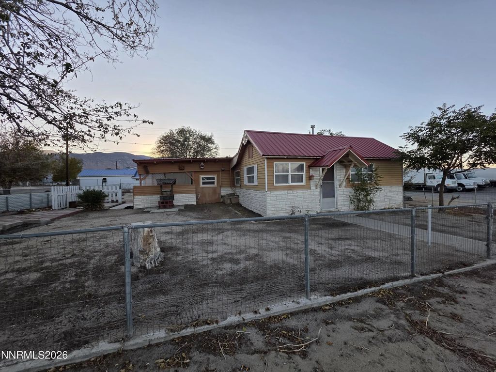 215 E Street, Hawthorne