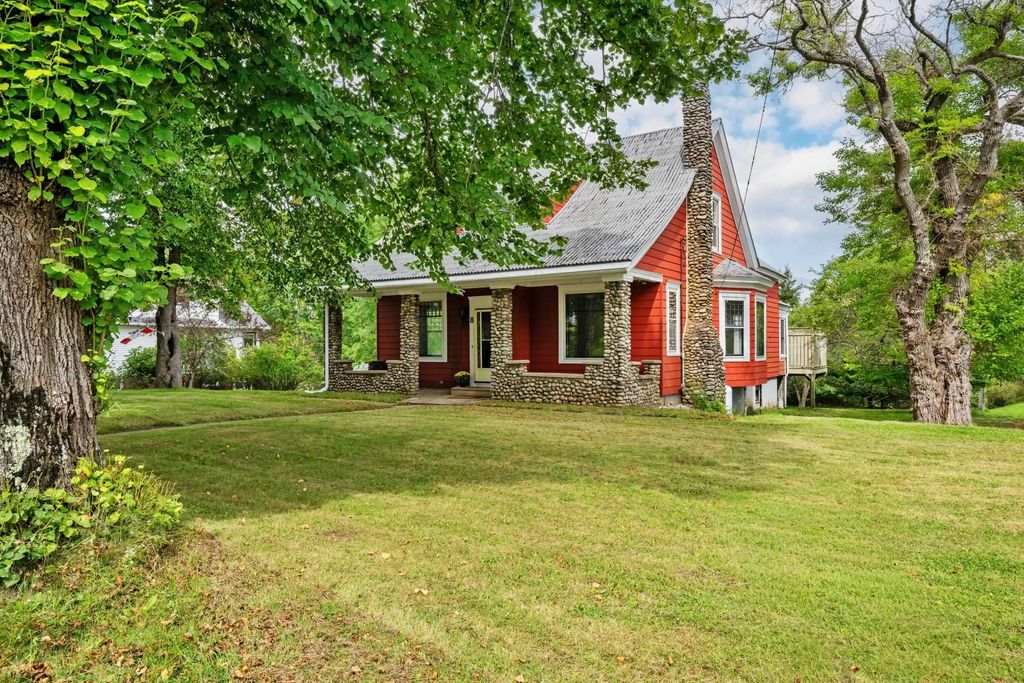 8 Maple Avenue, Lunenburg