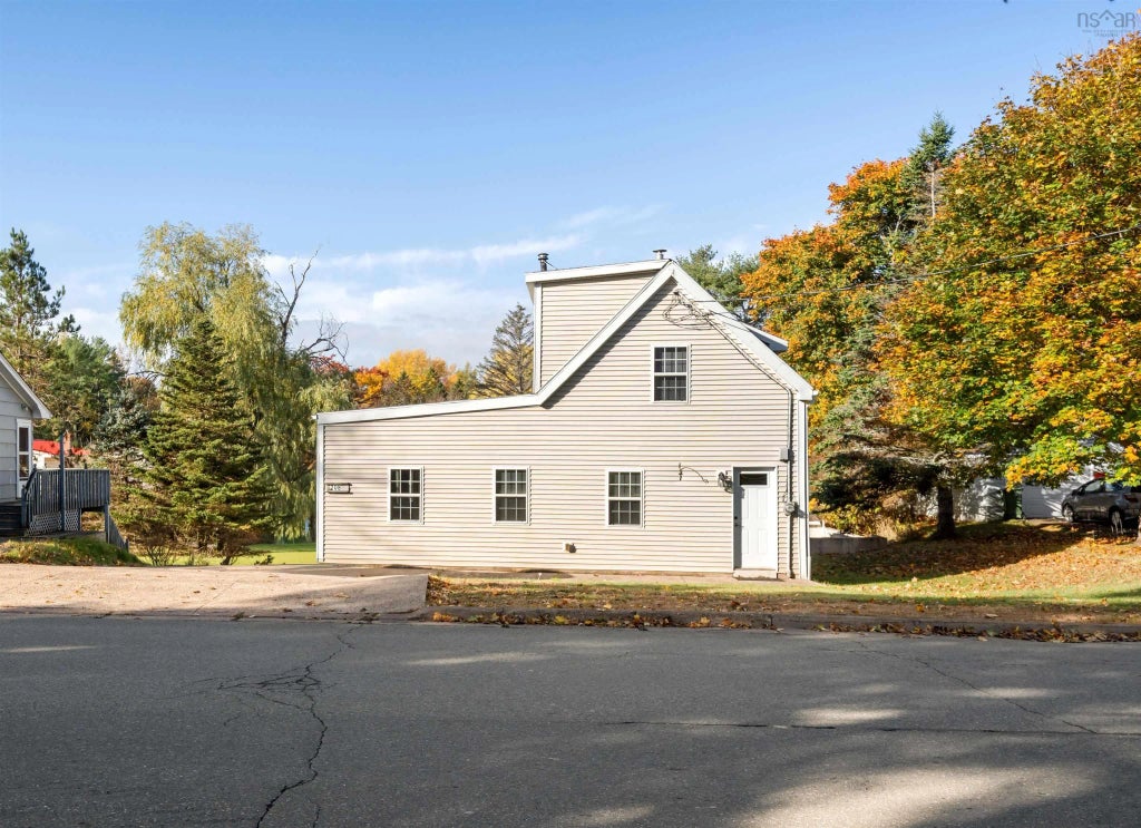 208 Pleasant Street, Truro