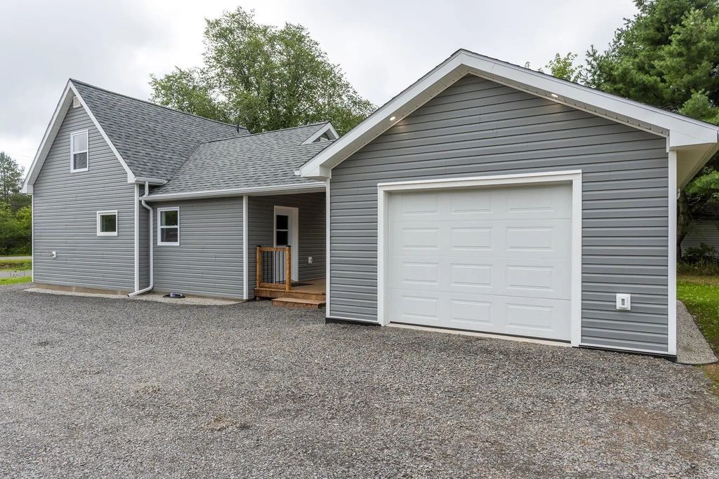829 North Bishop Road, Lakeville