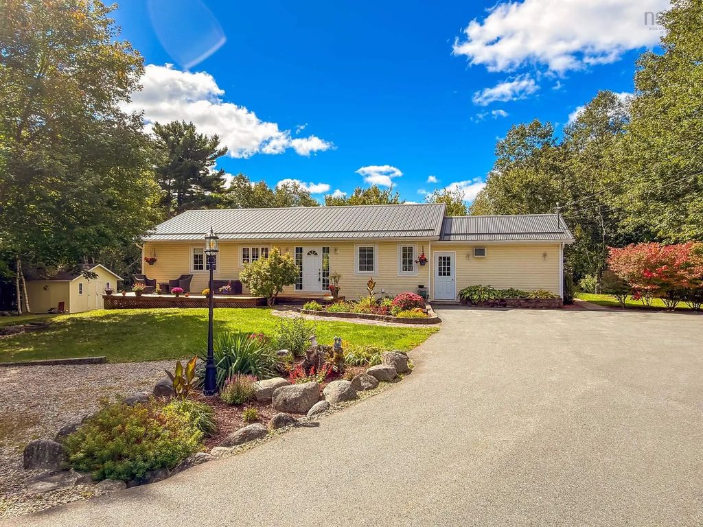 120 Dawson Heights, Pine Grove