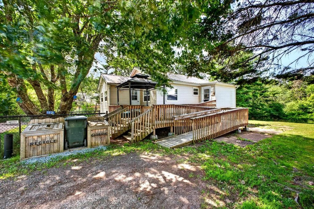 12 Highland Avenue, Brookfield