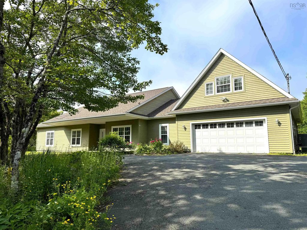 103 Sussex Drive, Stillwater Lake