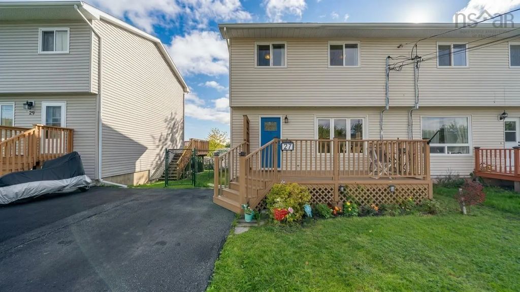 27 Tamerlane Court, Forest Hills