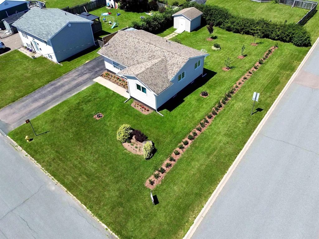 24 Rhodes Avenue, Amherst