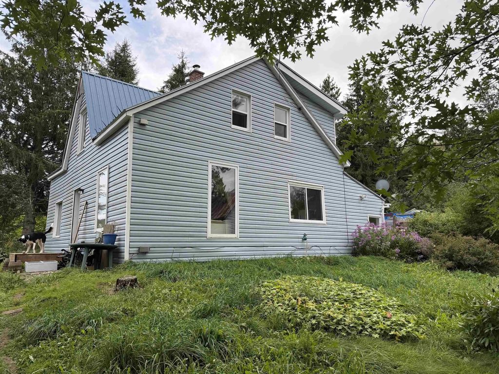 3735 East River West Side Road, St. Pauls