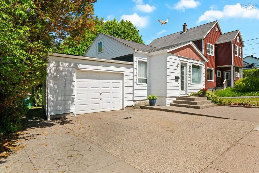 6477 Roslyn Road, Halifax