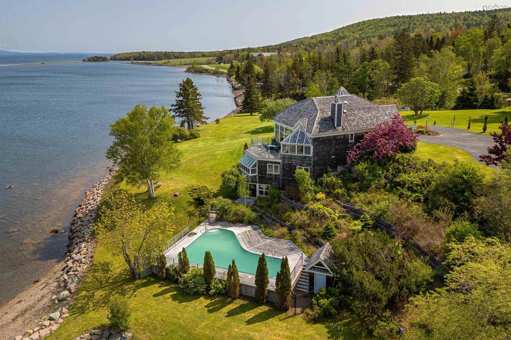 2641 West Bay Road, Dundee