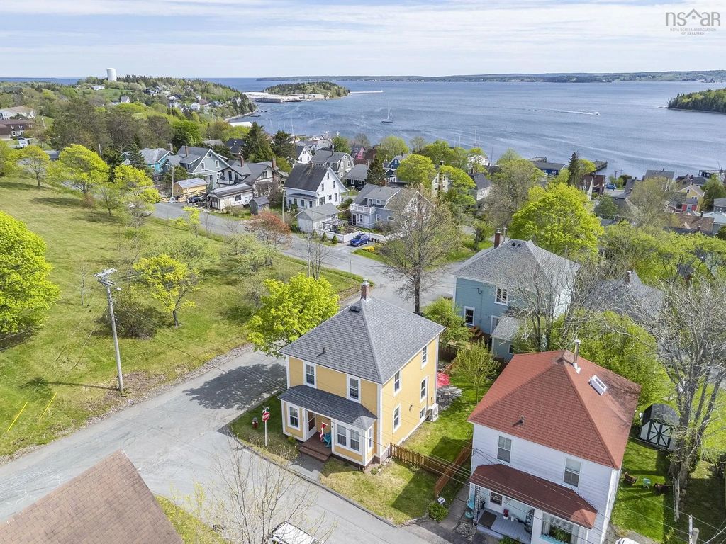 206 Fox Street, Lunenburg
