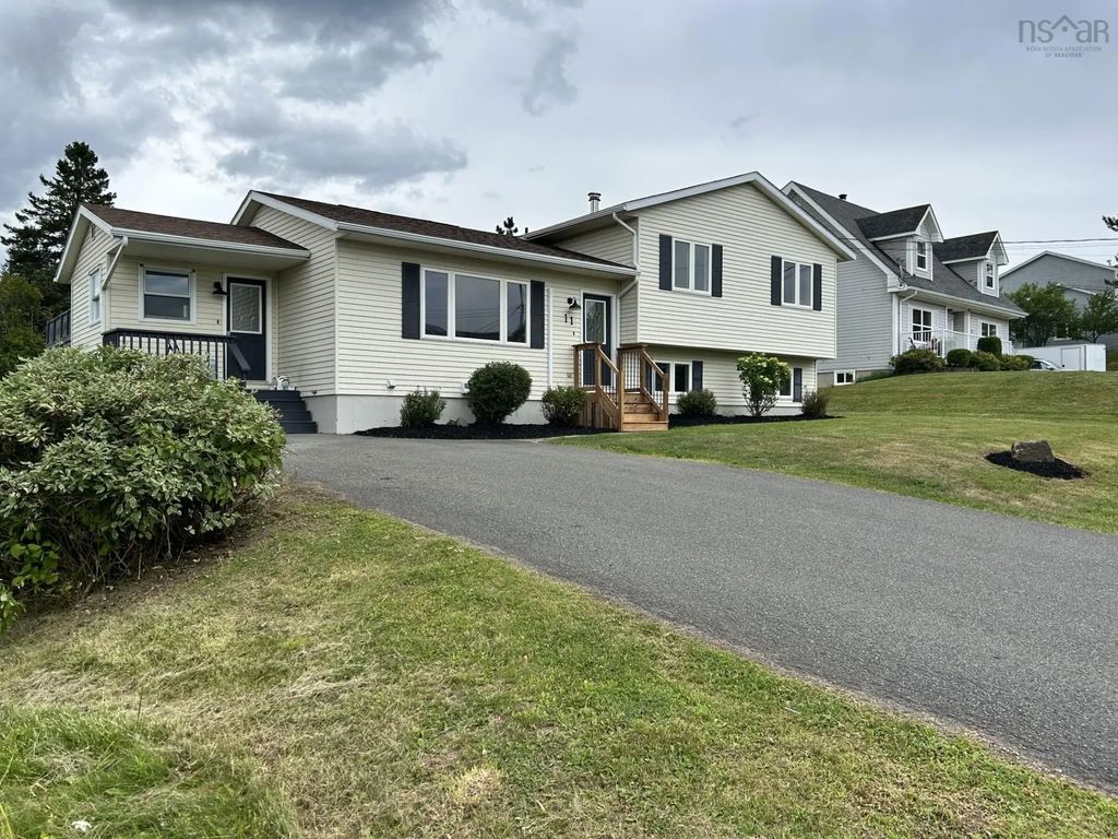 11 Heritage Drive, West River