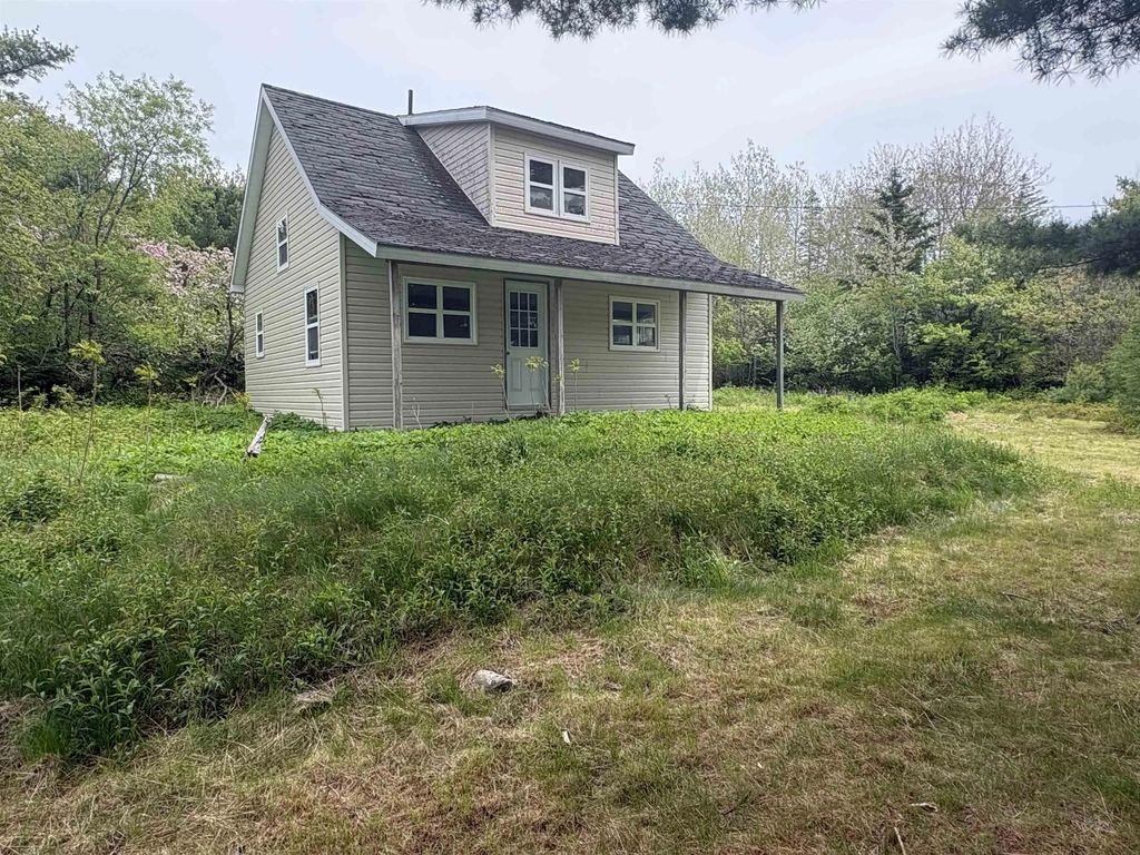 5520 Highway 3, East Jordan