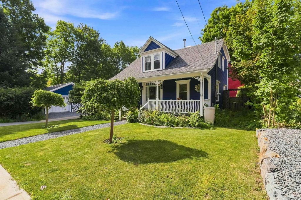 102 Pleasant Street, Mahone Bay