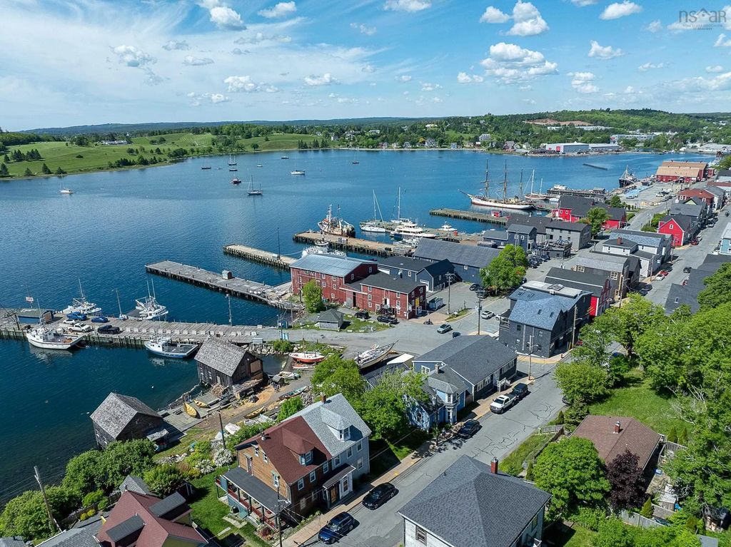 200 Montague Street, Lunenburg