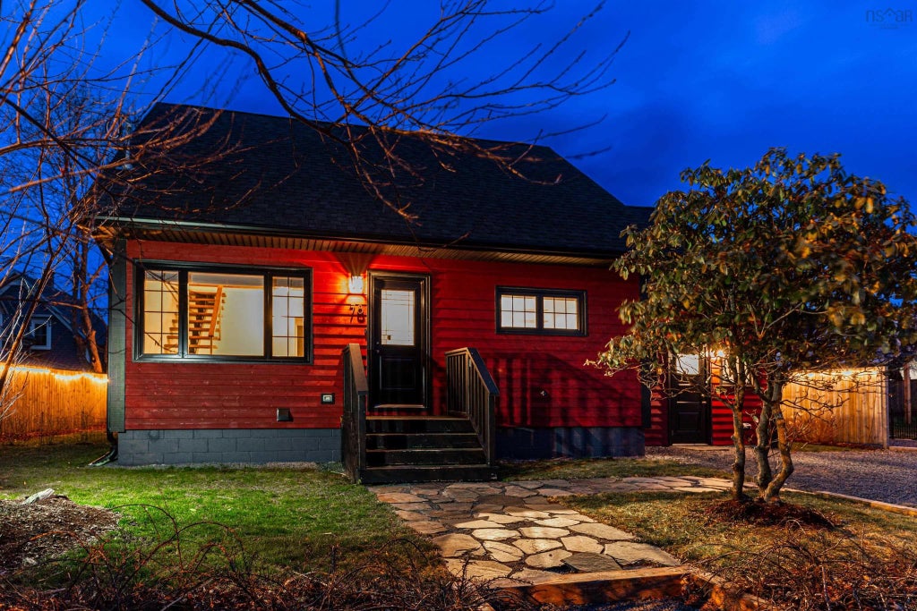 78 Lawrence St, Lunenburg