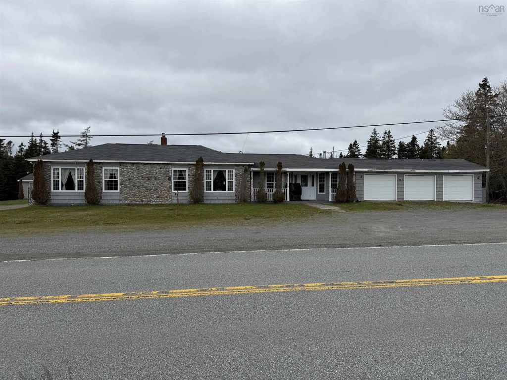 16989 Highway 7, Pleasant Harbour