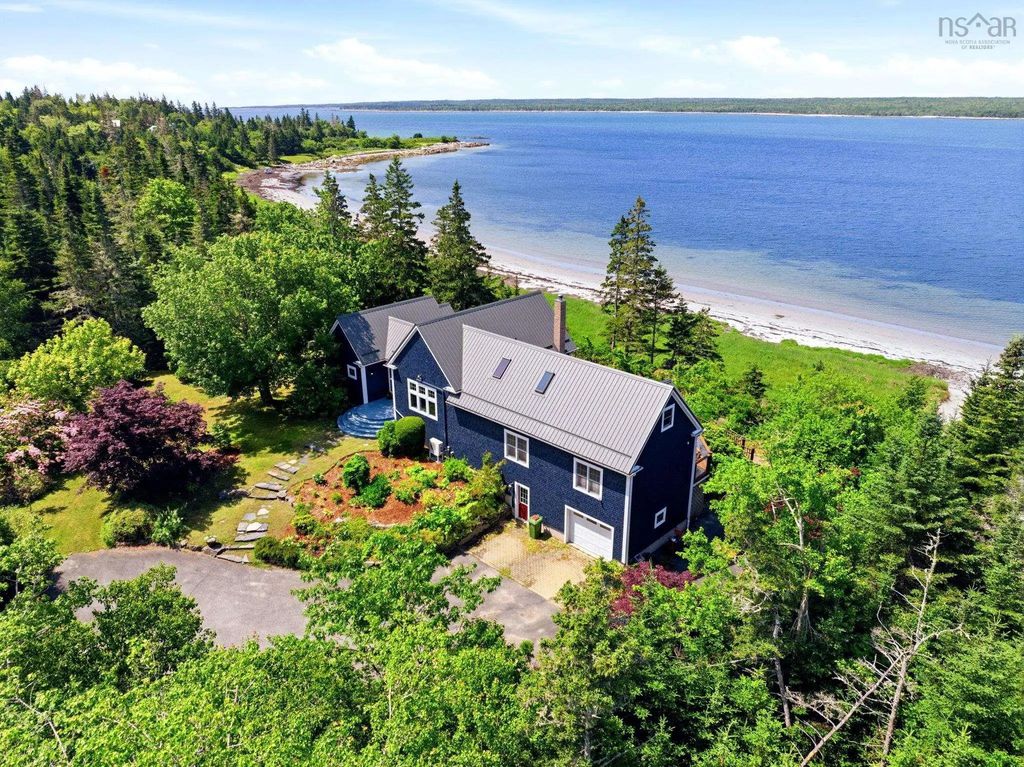 900 Saint Catherines River Road, Port Joli