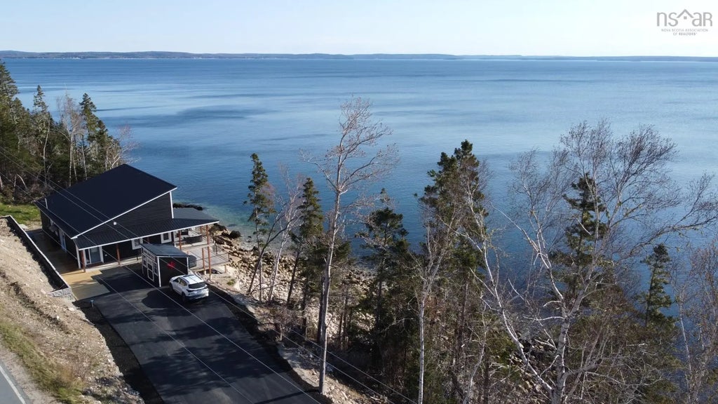 1907 Highway 329, Hubbards