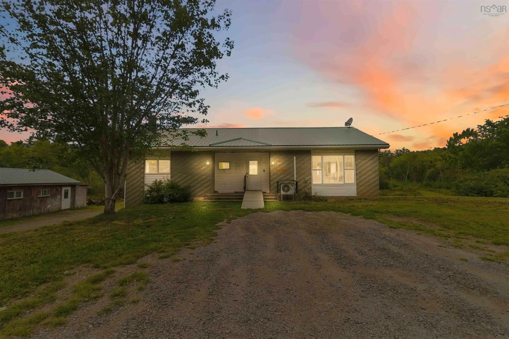 9490 Highway 8, Caledonia