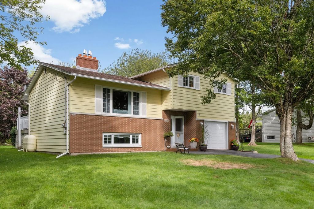18 Lakewood Drive, Brookside